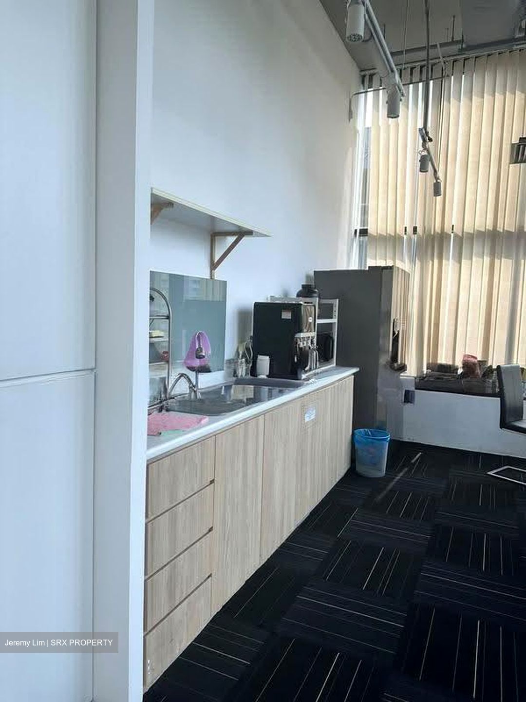 Zhongshan Mall (D12), Office #633718171